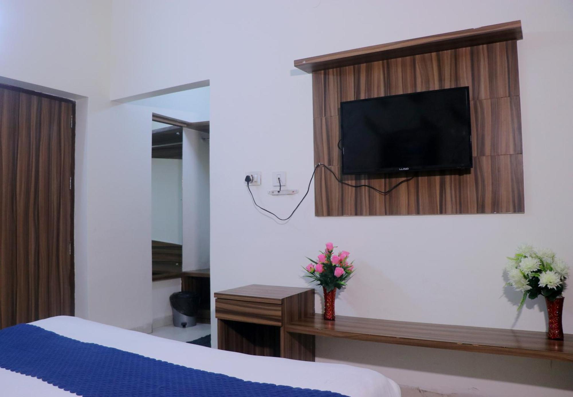 Hotel Panache Mathura Bagian luar foto