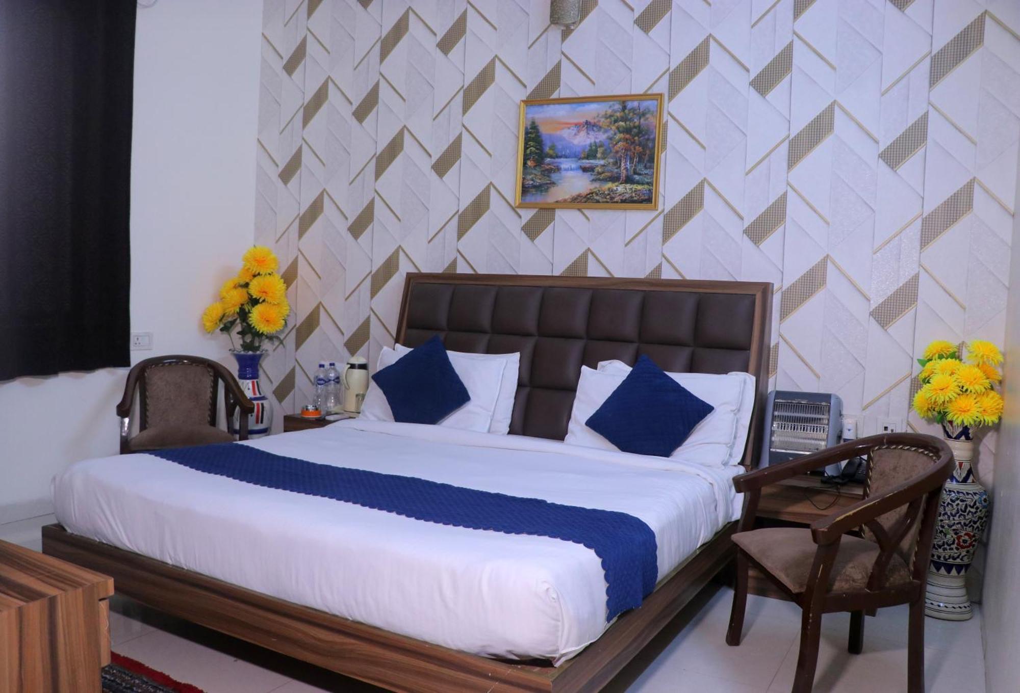 Hotel Panache Mathura Bagian luar foto