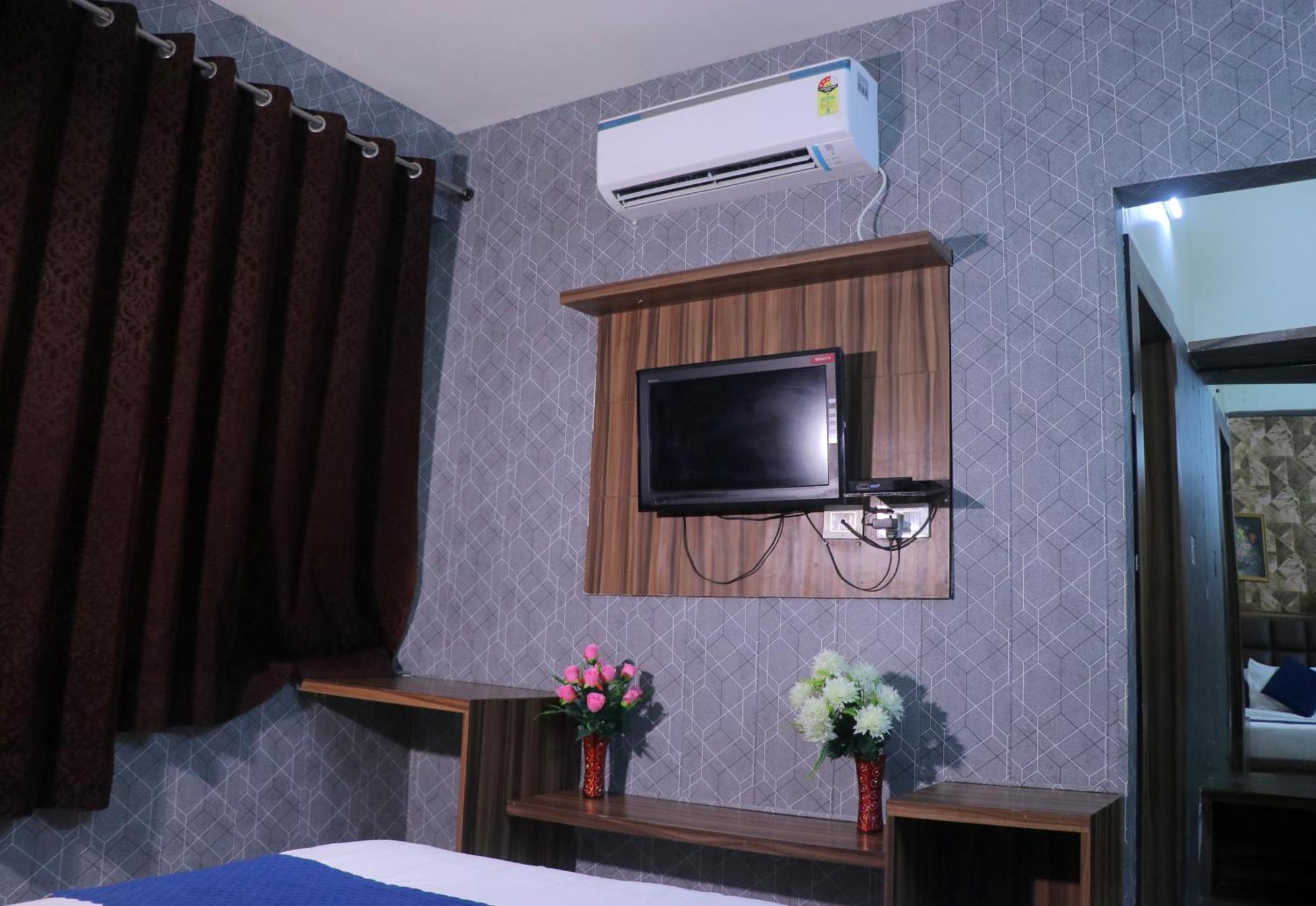 Hotel Panache Mathura Bagian luar foto