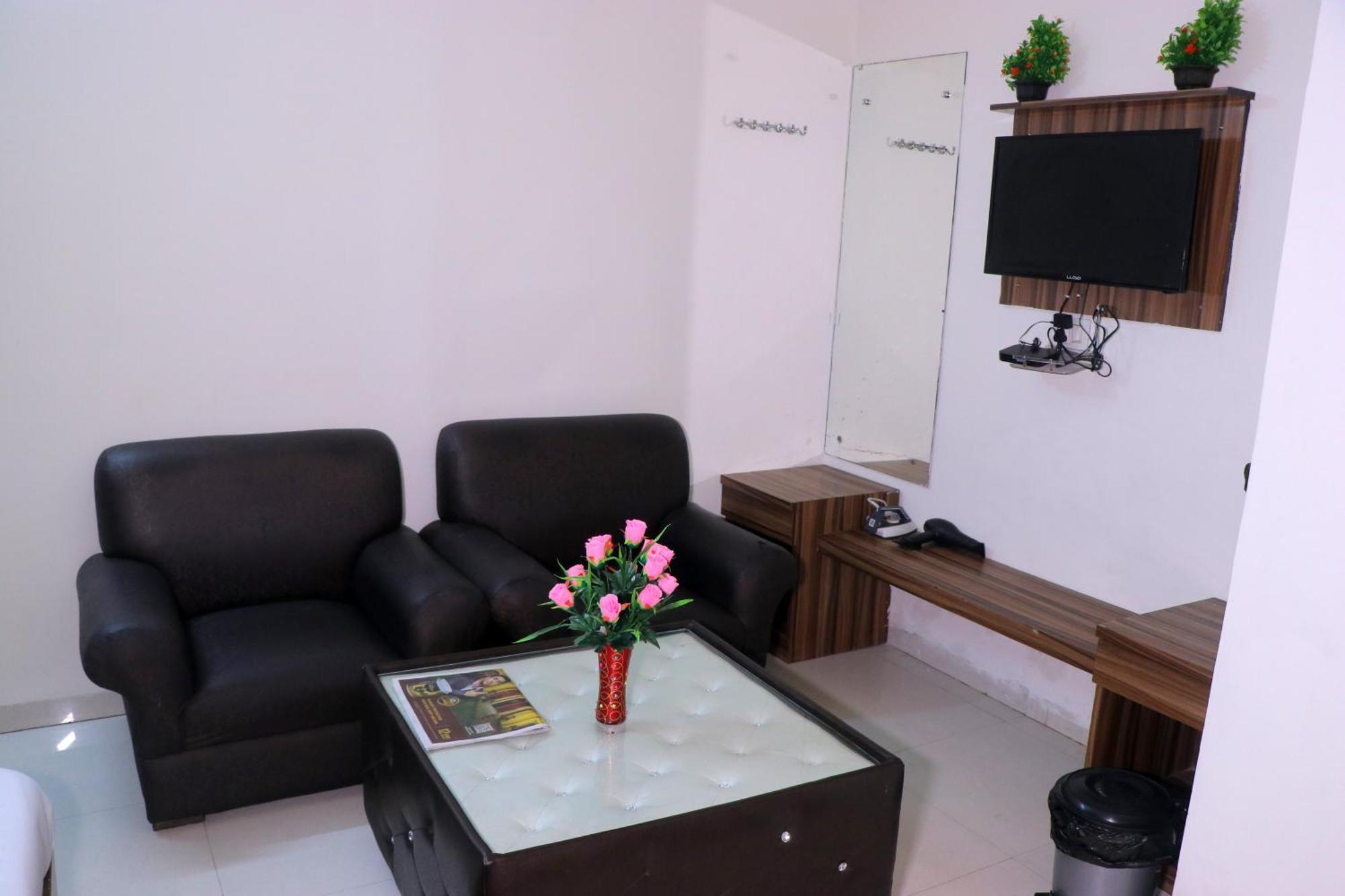 Hotel Panache Mathura Bagian luar foto